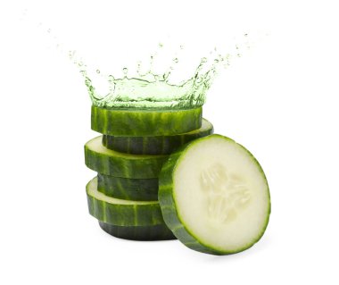 Salatalık dilimleri ve beyaz arkaplanda yeşil sıvı sıçraması.