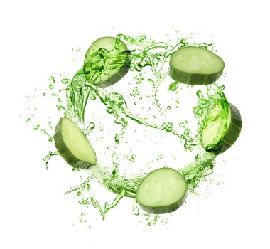 Salatalık dilimleri ve beyaz arka planda yeşil sıvı sıçraması.