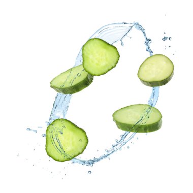 Salatalık dilimleri ve beyaz arka planda havaya su sıçratma