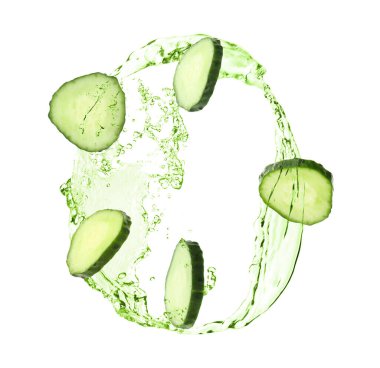 Salatalık dilimleri ve beyaz arka planda yeşil sıvı sıçraması.