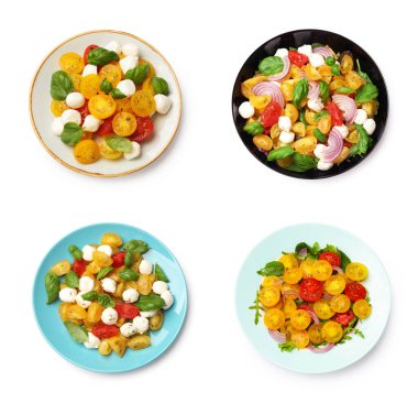 Beyaz arka planda sarı ve kırmızı domatesli lezzetli taze salatalar. Üst görünüm