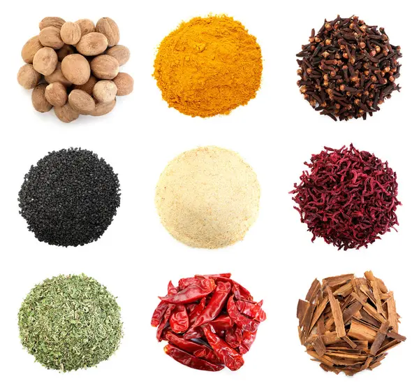 Beyaz arka planda farklı aromatik baharatlar, set. Üst görünüm