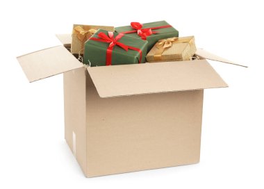 Beyaz arkaplanda hediye kutuları olan paket