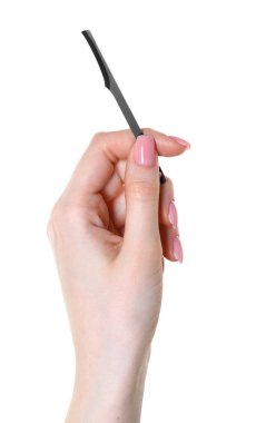 Beyaz arka planda kazıma bıçağı olan kadın, yakın plan. Pedikür aracı