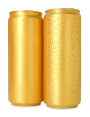 İki boş teneke kutu beyaza izole edilmiş.