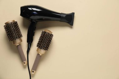 Bej arka planda yuvarlak fırçalar ve kurutucu, düz bir zemin. Metin için boşluk