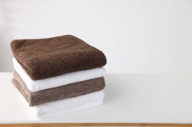 Beyaz masaya bir yığın temiz havlu. Metin için boşluk