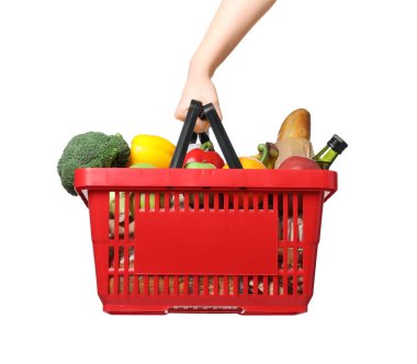 Beyaz arka planda farklı gıda ürünleri olan alışveriş sepeti tutan kadın, yakın plan.