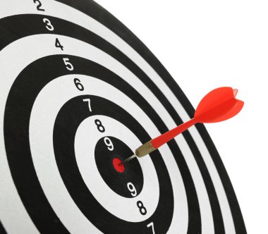 Hedef alınıyor. Dart tahtası beyaz üzerine izole edilmiş ok ile