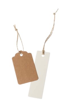 Beyaz üzerinde izole edilmiş dizgileri olan boş etiketler