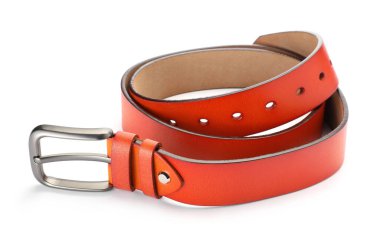 Bir turuncu deri kemer beyaza izole edilmiş.