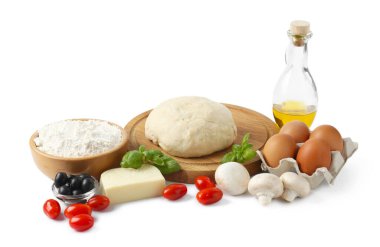 Pizza yapıyorum. Farklı malzemeler beyaza izole edilmiş.