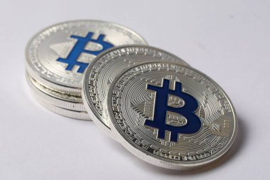 Kripto para birimi. Hafif arkaplanda gümüş bitcoinler, yakın plan