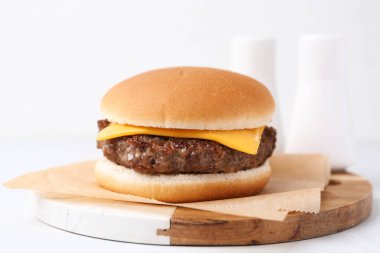 Beyaz masada lezzetli köfteli çizburger, yakın plan.