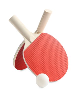 Ping pong raketleri ve topu beyaza izole edilmiş.