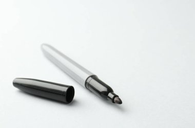 Açık arkaplanda bir siyah işaret. Metin için boşluk