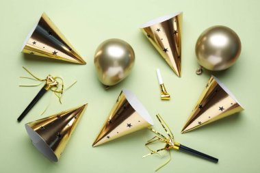 Açık yeşil zemin üzerinde parti şapkaları ile düz kompozisyon yatıyordu