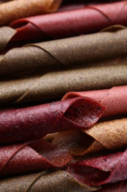 Arka plan olarak lezzetli meyve dürümleri, manzaranın üstünde.