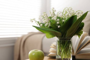 Evdeki güzel zambak buketi, yakın plan.