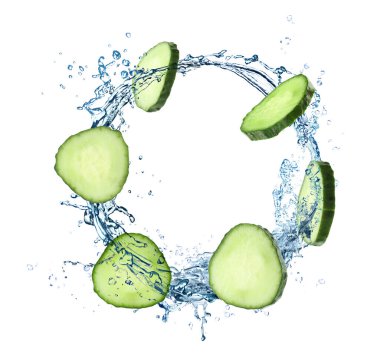 Salatalık dilimleri ve beyaz arka planda havaya su sıçratma