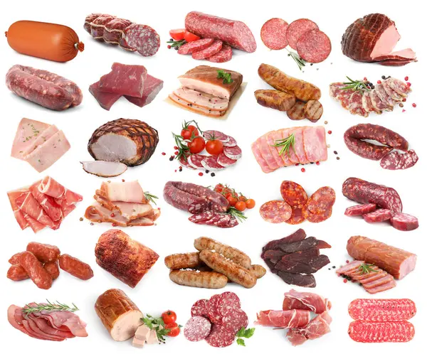 Beyaz arka planda işlenmiş lezzetli et ürünleri, kolaj