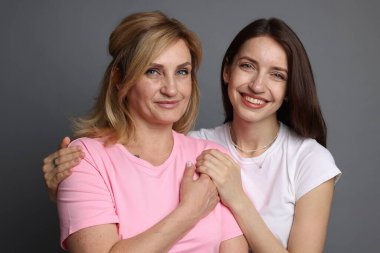 Gri arka planda anne ve kızının portresi