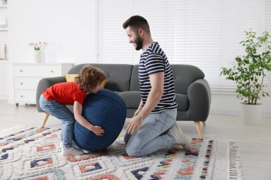 Mutlu baba ve oğlu evde birlikte vakit geçiriyorlar.