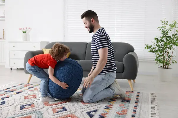 Mutlu baba ve oğlu evde birlikte vakit geçiriyorlar.