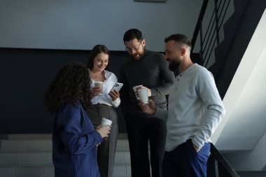 Mesai arkadaşları kahve molası sırasında ofislerinde kahve içerler.