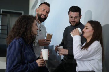 Mesai arkadaşları kahve molası sırasında ofislerinde kahve içerler.