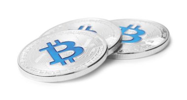 Kripto para birimi. Üç gümüş bitcoin beyaz üzerinde izole