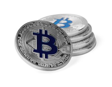 Kripto para birimi. Beyaza izole edilmiş gümüş bitcoin yığını