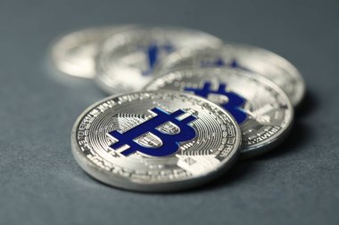 Kripto para birimi. Gri arkaplanda gümüş paralar, yakın plan