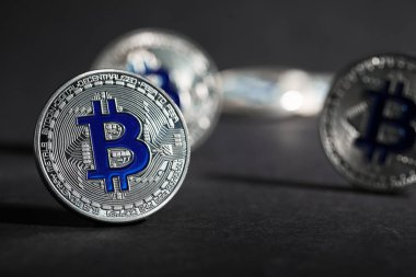 Kripto para birimi. Gri arkaplanda gümüş paralar, yakın plan