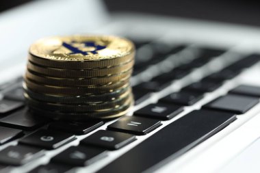 Kripto para birimi. Dizüstü bilgisayarda altın paralar, yakın plan. Metin için boşluk