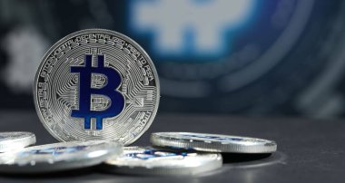 Kripto para birimi. Gri masadaki gümüş bitcoinler, yakın plan. Metin için boşluk