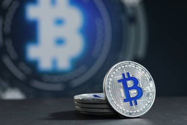 Kripto para birimi. Gri masadaki gümüş bitcoinler, yakın plan. Metin için boşluk