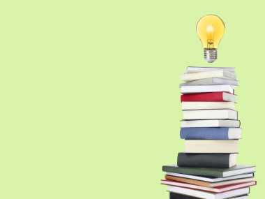 Açık yeşil arkaplan üzerine havadaki ampul yığını, metin için boşluk. Fikir ve bilgi