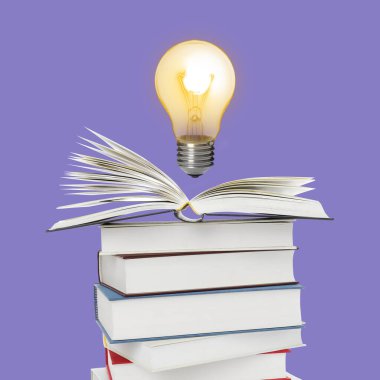 Havadaki ampul, menekşe arkaplanındaki kitap yığınının üzerinde. Fikir ve bilgi