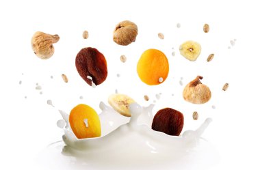 Süt, yulaf ezmesi ve beyaz arka planda kuru meyveler. Sağlıklı kahvaltı.