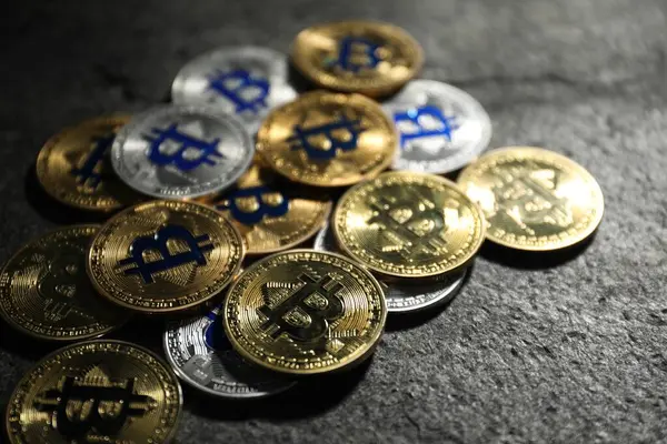 Kripto para birimi. Gri masada farklı bitcoin 'ler, yakın plan.