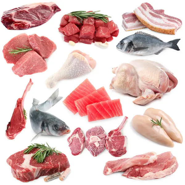 Balık ve et. Beyaz arka planda farklı ham ürünler, kolaj