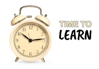 Alarm saati ve sözcükleri beyaz arkaplanda öğrenme zamanı