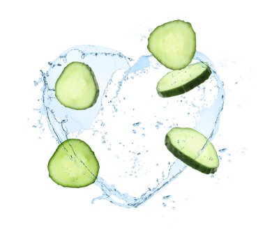 Salatalık dilimleri ve beyaz arka planda havaya su sıçratma