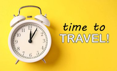 Alarm saati ve kelimeler sarı arka planda yolculuk zamanı. Pankart tasarımı