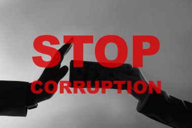 Yolsuzluğu durdurun. Gri arka plandaki bir kadından rüşvet almayı reddeden adamın siluetleri.