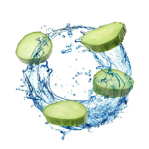 Salatalık dilimleri ve beyaz arka planda havaya su sıçratma