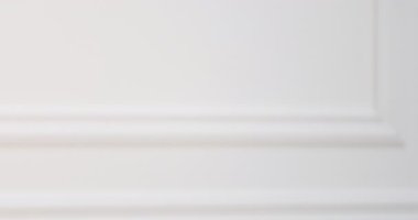 İçerideki vazoda güzel leylak çiçekleri, yakın plan. Kamera sola hareket ediyor