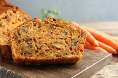 Ev yapımı havuçlu kek, fındıklı ve sebzeli, ahşap masa, yakın plan.
