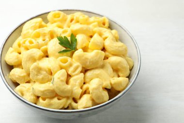 Peynir soslu lezzetli makarna. Işık masasında, yakın plan.